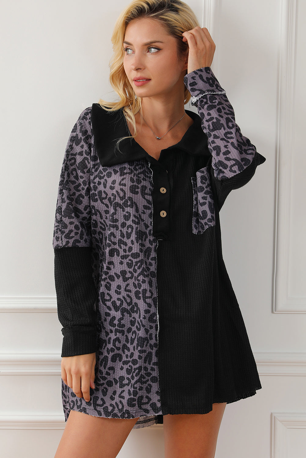 Bluse mit Leoparden-Kragen und halbhohem Knopf