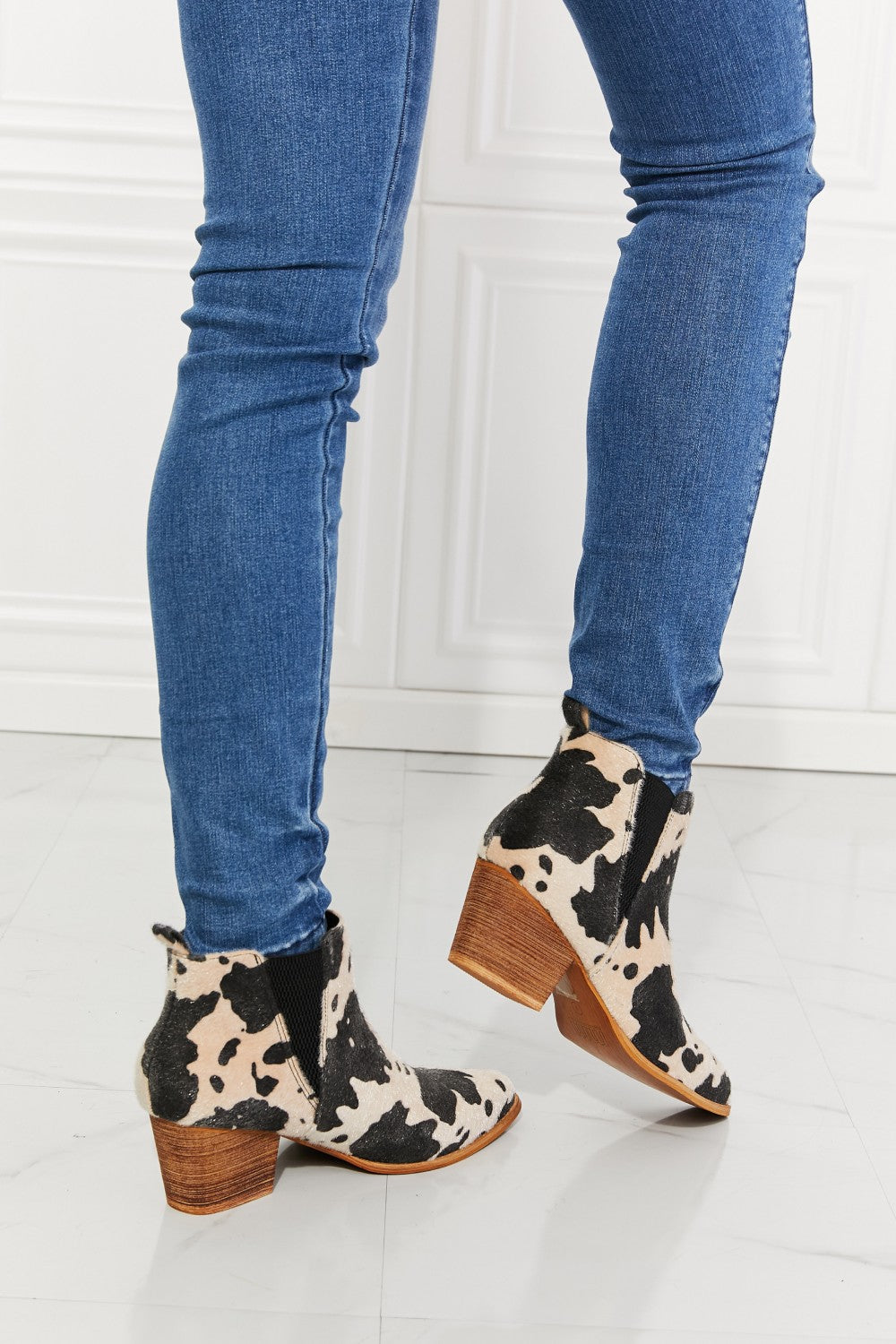 MMShoes – Back At It – Stiefelette mit spitzer Zehenpartie und beigefarbenem Kuhfell-Print