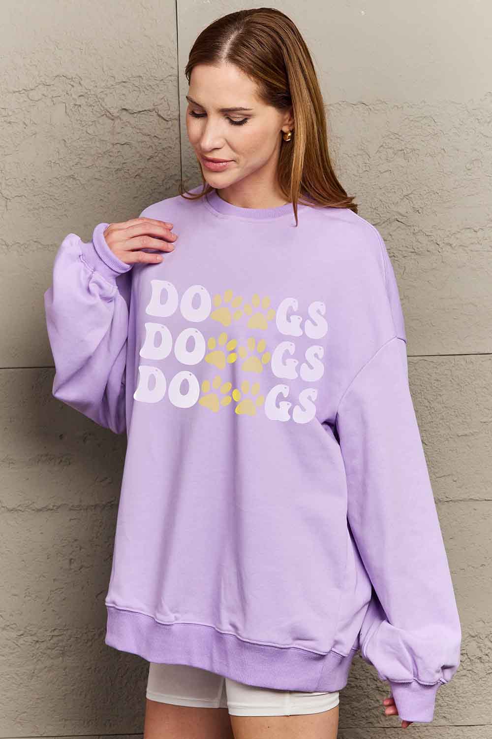 Simply Love – Simply Love – Sweatshirt mit Rundhalsausschnitt und überschnittenen Schultern und DOGS-Grafik in voller Größe