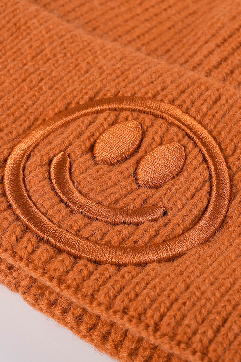 Rippenstrickmütze mit Smiley-Gesicht