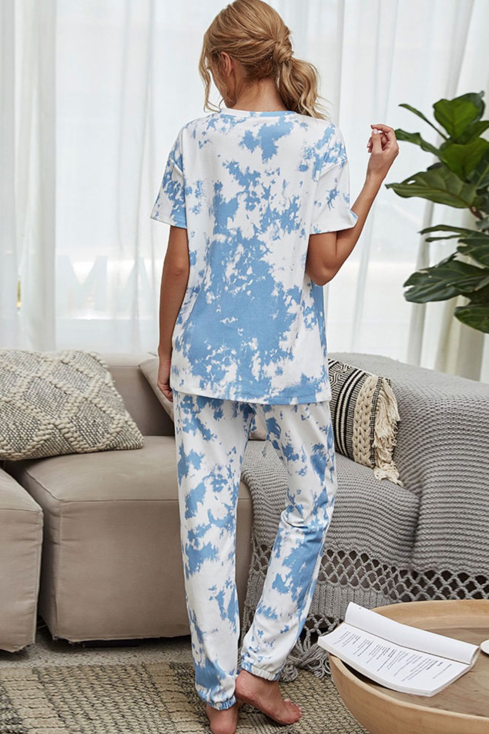 Lounge-Set aus T-Shirt mit Batikmuster und Jogginghose mit Kordelzug in der Taille