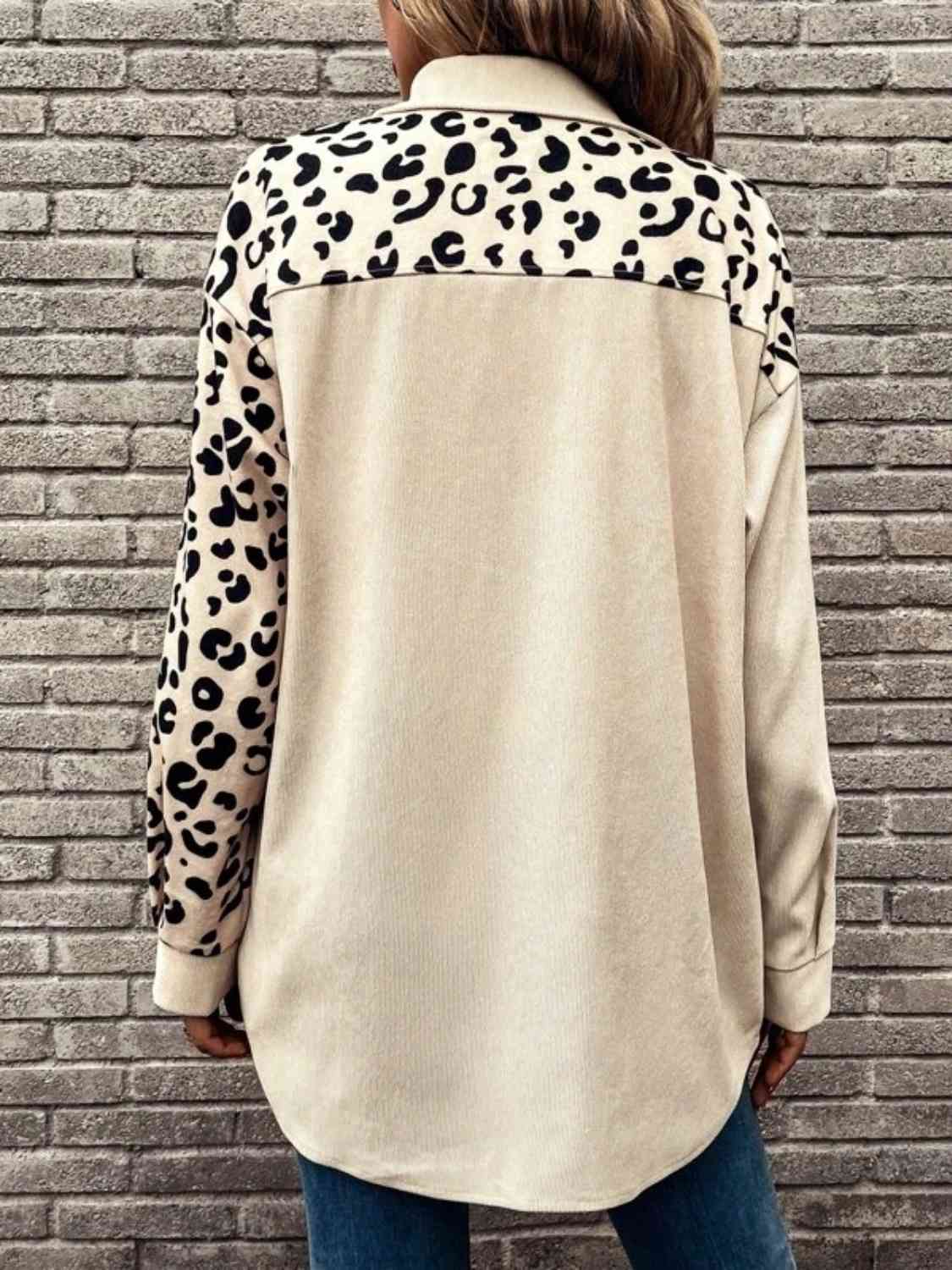 Camisa con cuello de leopardo de tamaño completo