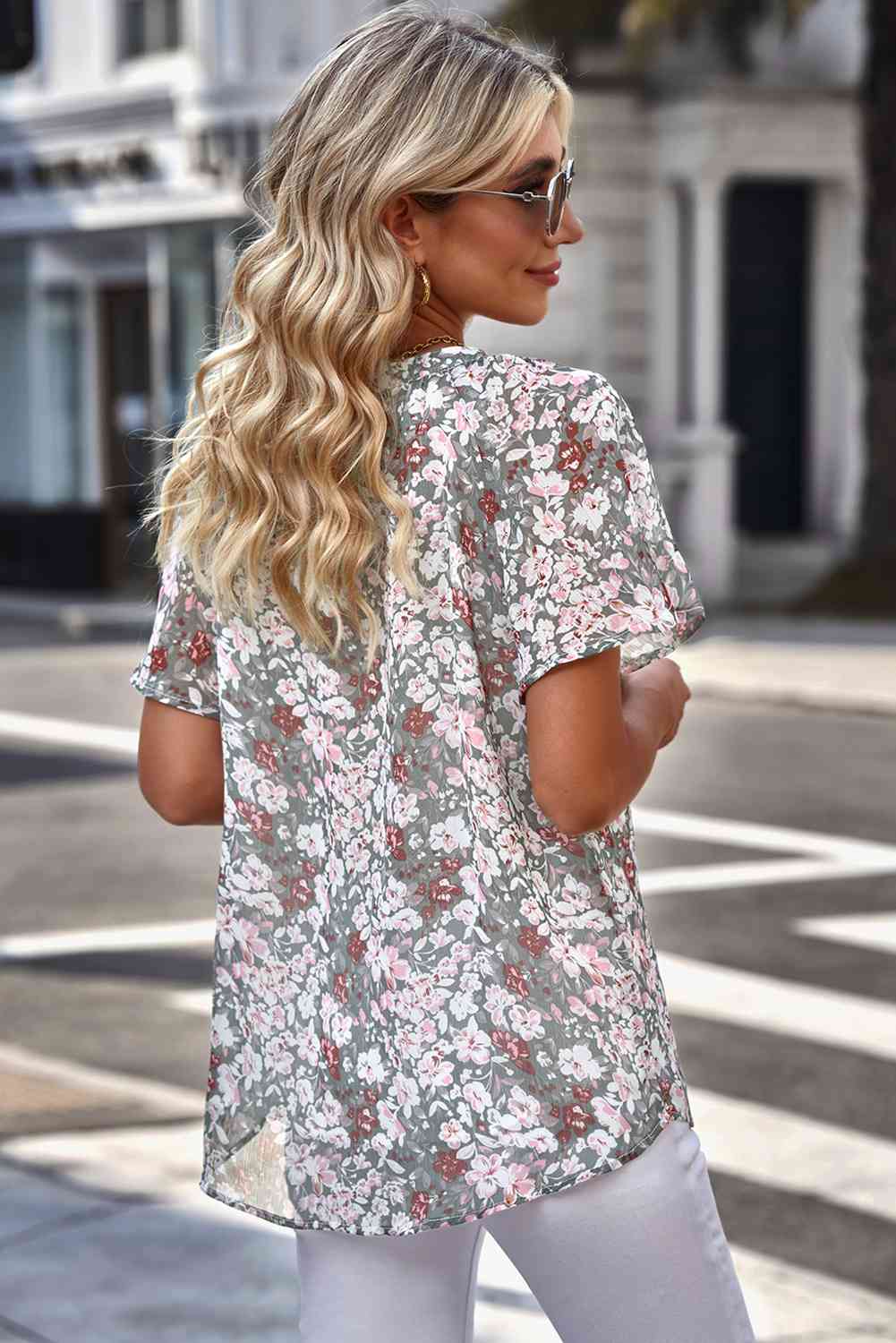 Bluse mit Blumenmuster, Reverskragen und Flatterärmeln