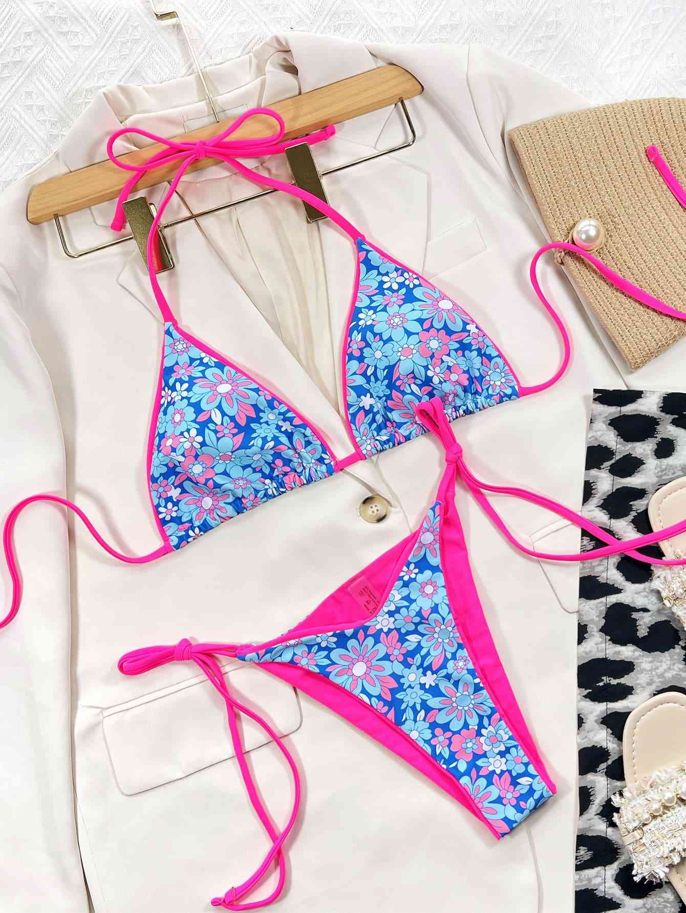 Bikini-Set mit Neckholder und seitlicher Schnürung und Blumenmuster