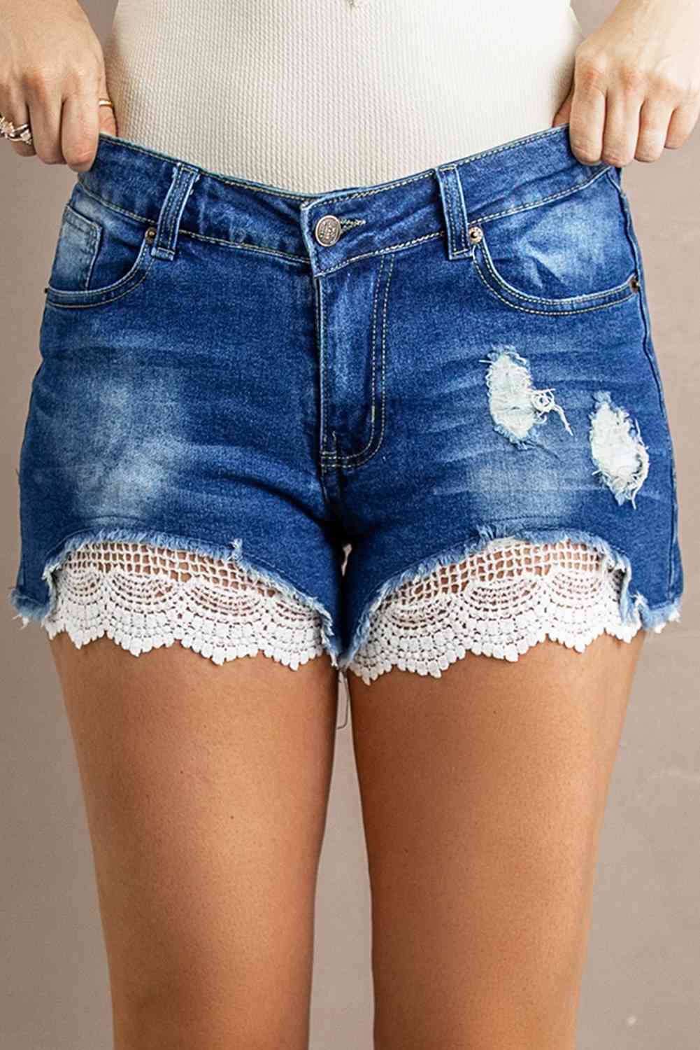 Distressed-Jeansshorts mit gespleißter Spitze