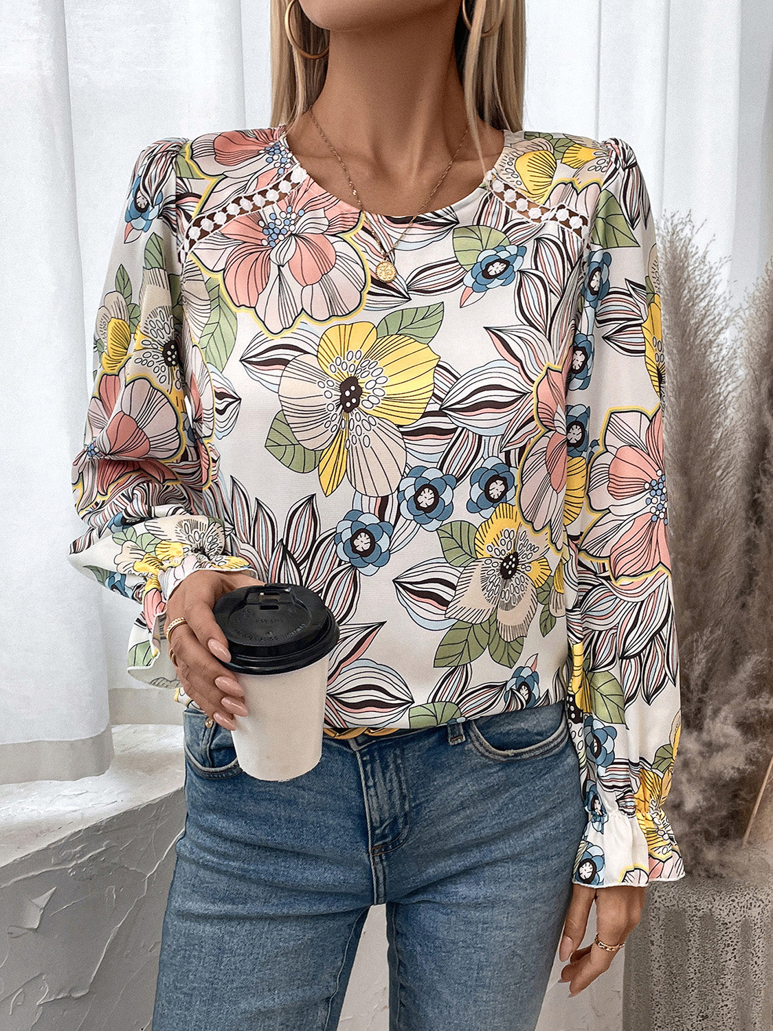 Blusa estampada con cuello redondo y mangas con volantes