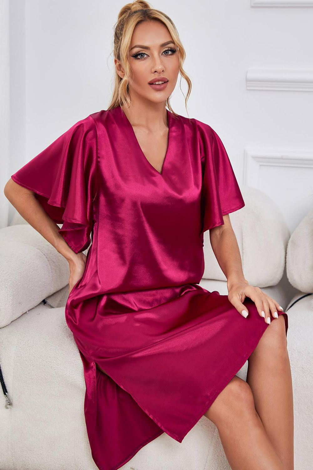 Nachtkleid aus Satin mit Flatterärmeln, Seitenschlitz und V-Ausschnitt