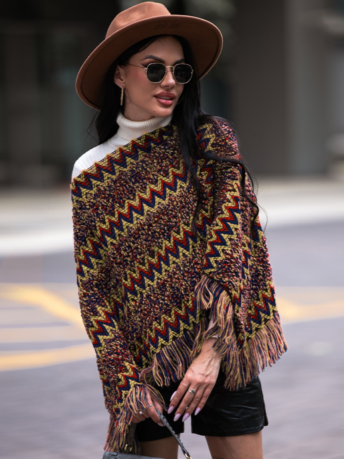 Poncho con cuello barco y dobladillo con flecos