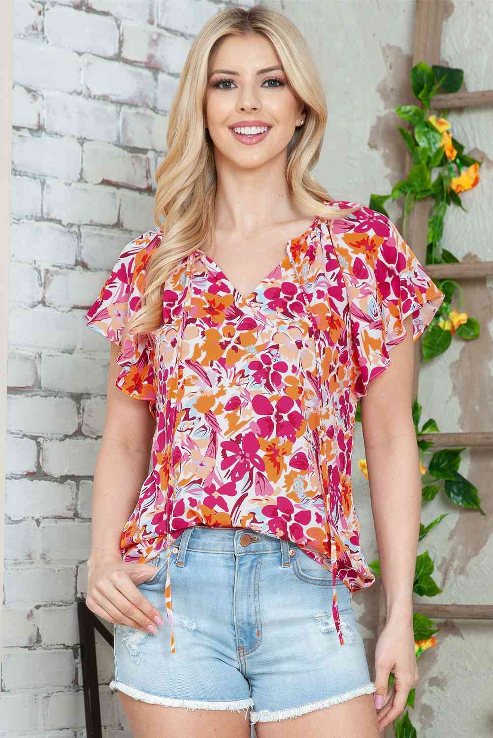 Bluse mit Blumenmuster, Bindeband am Kragen und Flatterärmeln