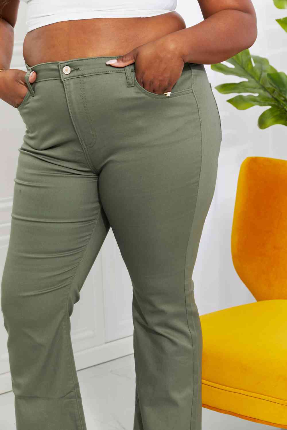 Zenana – Clementine – Bootcut-Jeans in voller Größe mit hoher Taille in Oliv