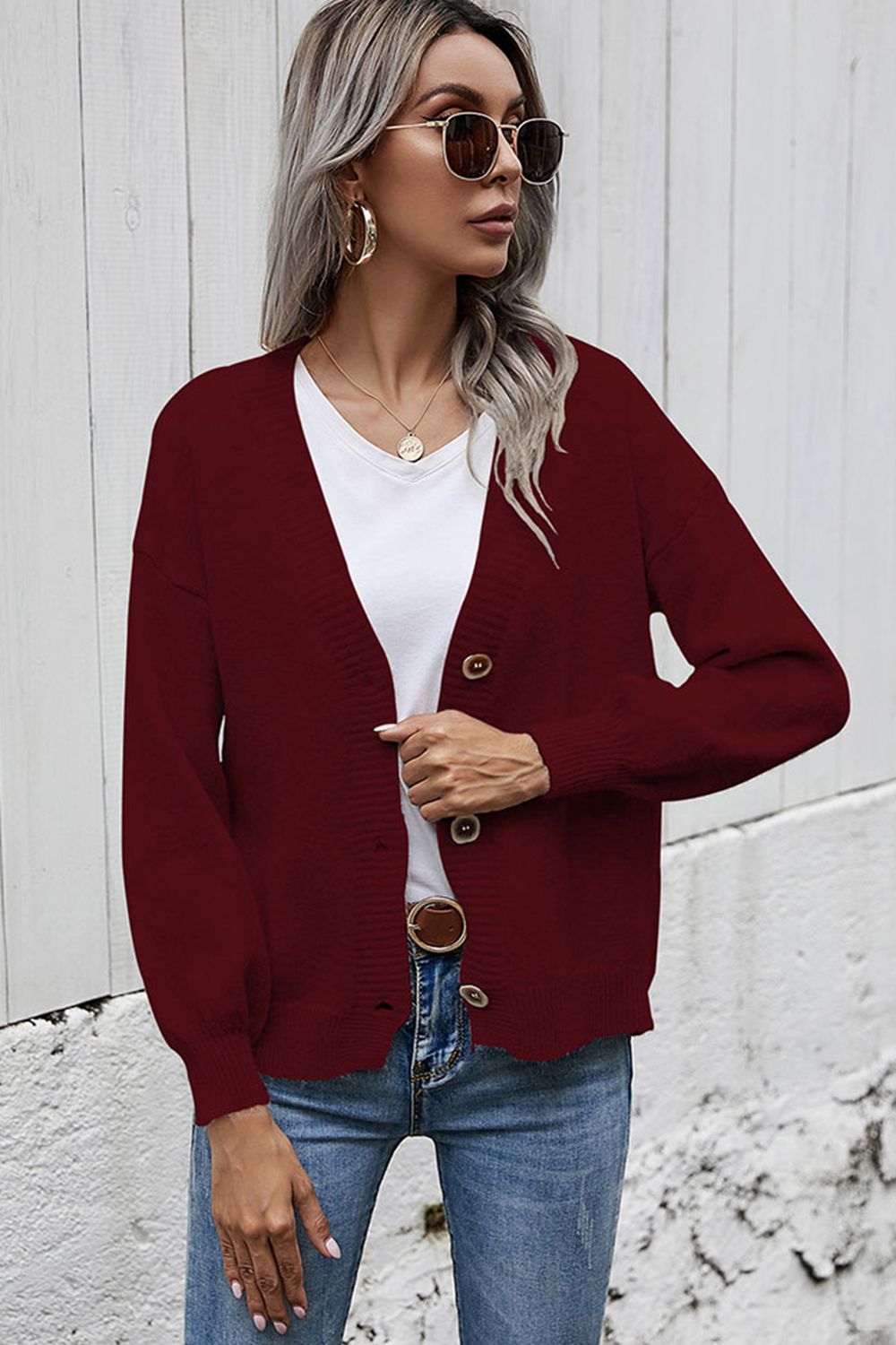 Strickjacke mit V-Ausschnitt, Button-Down und überschnittenen Schultern