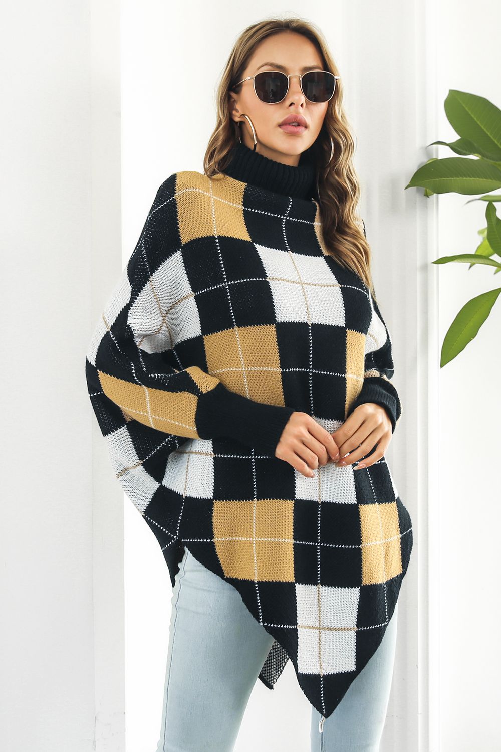 Karierter Poncho mit Rollkragen und Dolman-Ärmeln