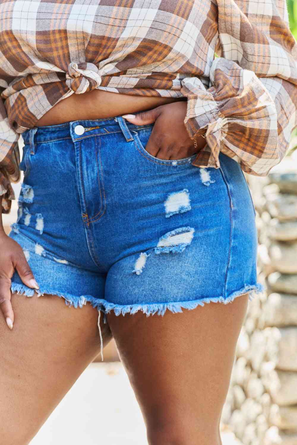 GeeGee – Emily Plus – Jeansshorts mit hoher Taille und ausgefranstem Saum