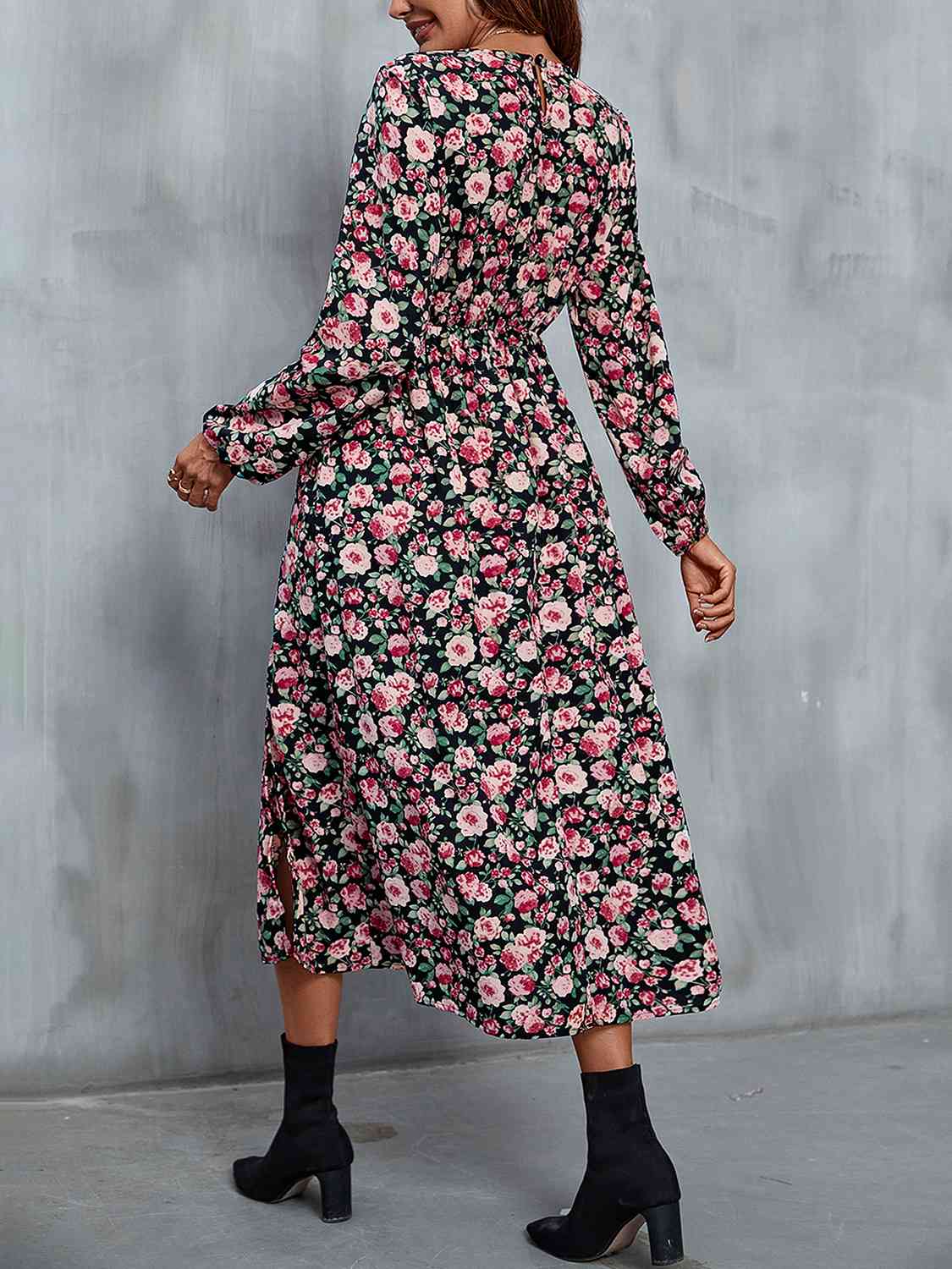 Vestido midi con abertura y cuello en V floral