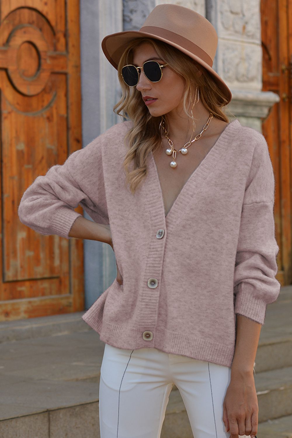 Strickjacke mit V-Ausschnitt, Button-Down und überschnittenen Schultern