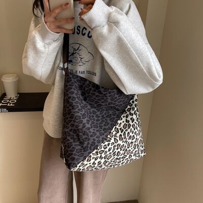 Bolso de hombro con correa ajustable en contraste de leopardo