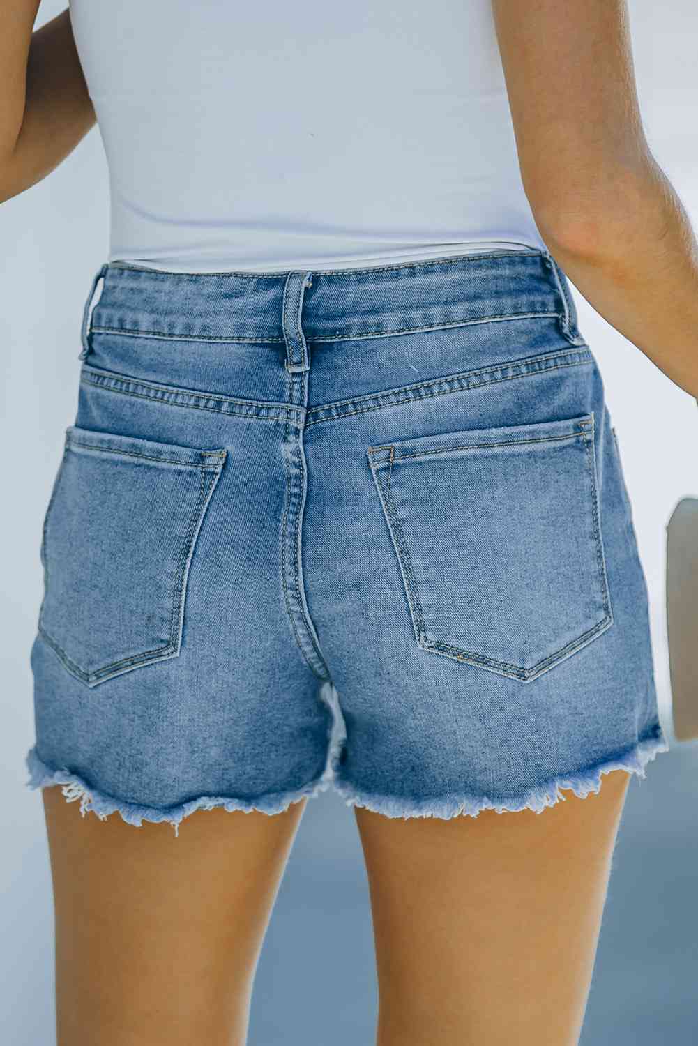 Distressed-Jeansshorts mit ausgefranstem Saum und Taschen