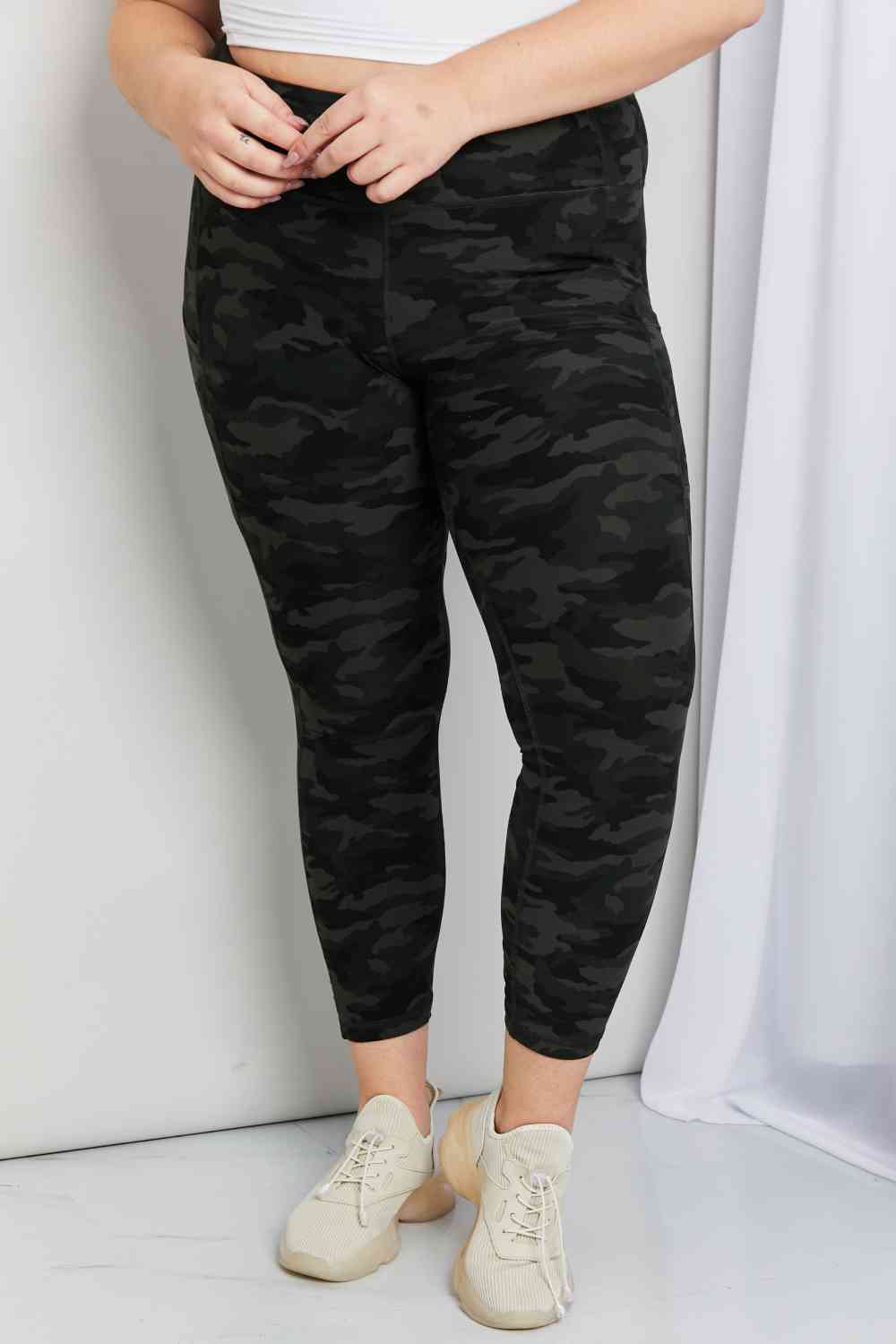 Leggings Depot - Leggings in voller Größe mit Camouflage-Muster und breitem Bund und Taschen