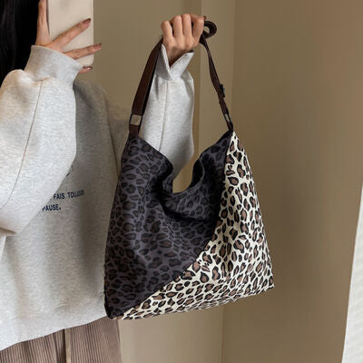 Bolso de hombro con correa ajustable en contraste de leopardo