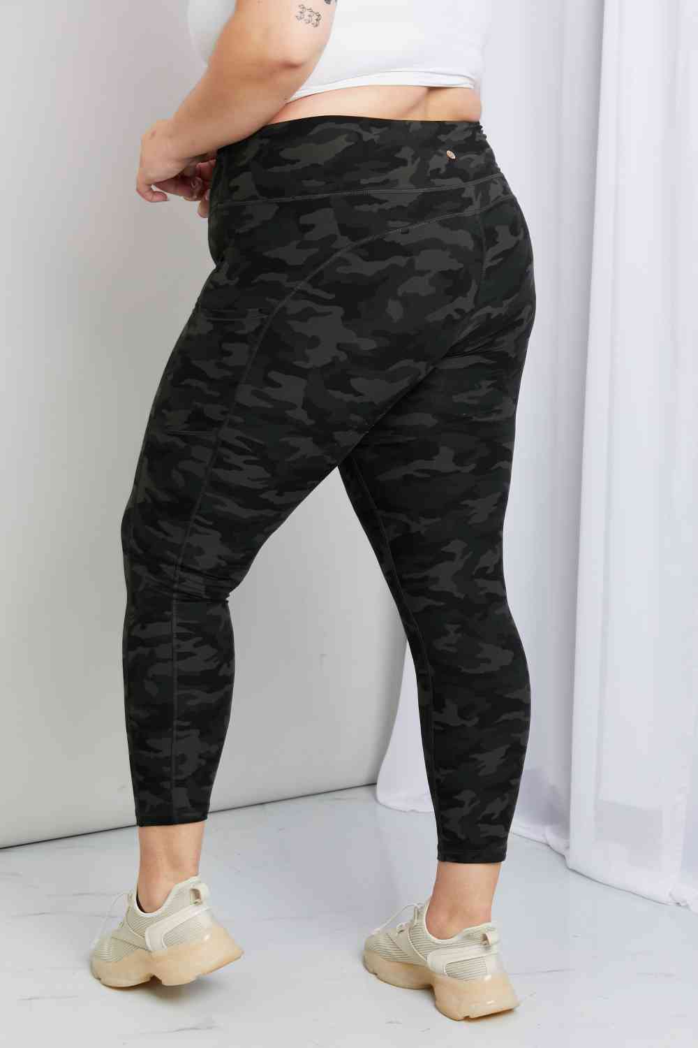 Leggings Depot - Leggings in voller Größe mit Camouflage-Muster und breitem Bund und Taschen