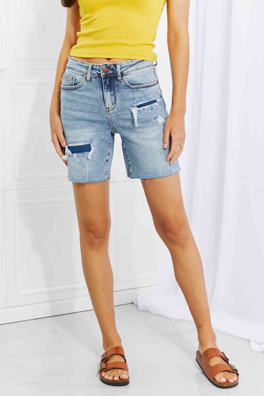 Judy Blue – Hallie – Mittellange Jeansshorts mit Patch