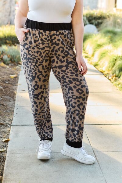 Celeste Design – Jogginghose in voller Größe mit Leopardenmuster und Kontrast