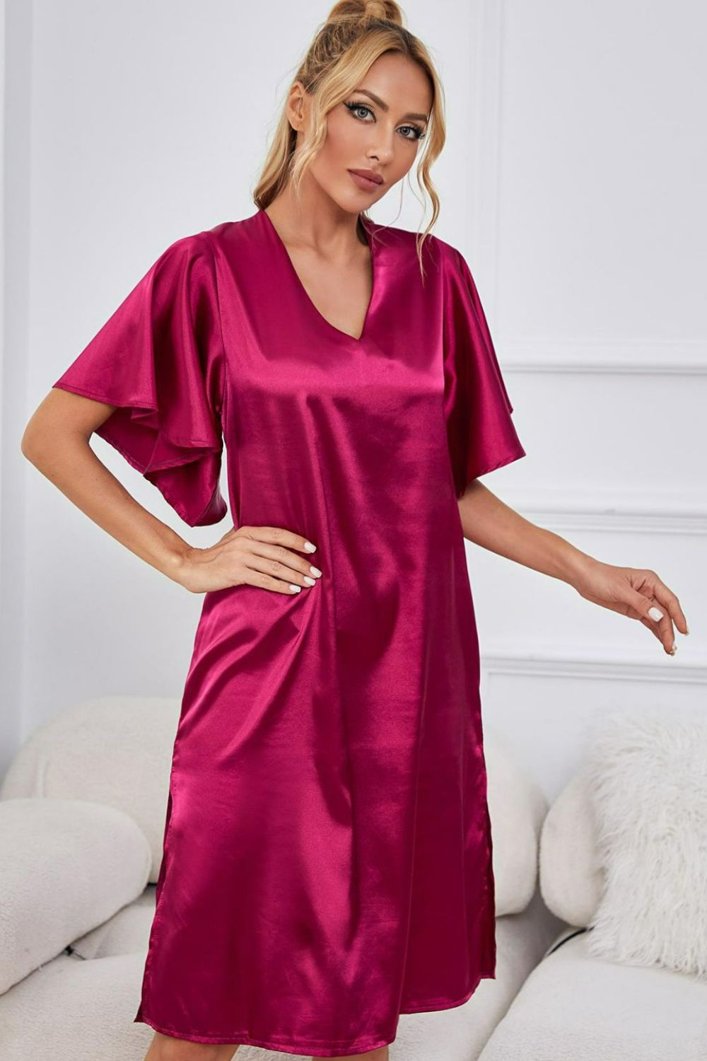 Nachtkleid aus Satin mit Flatterärmeln, Seitenschlitz und V-Ausschnitt