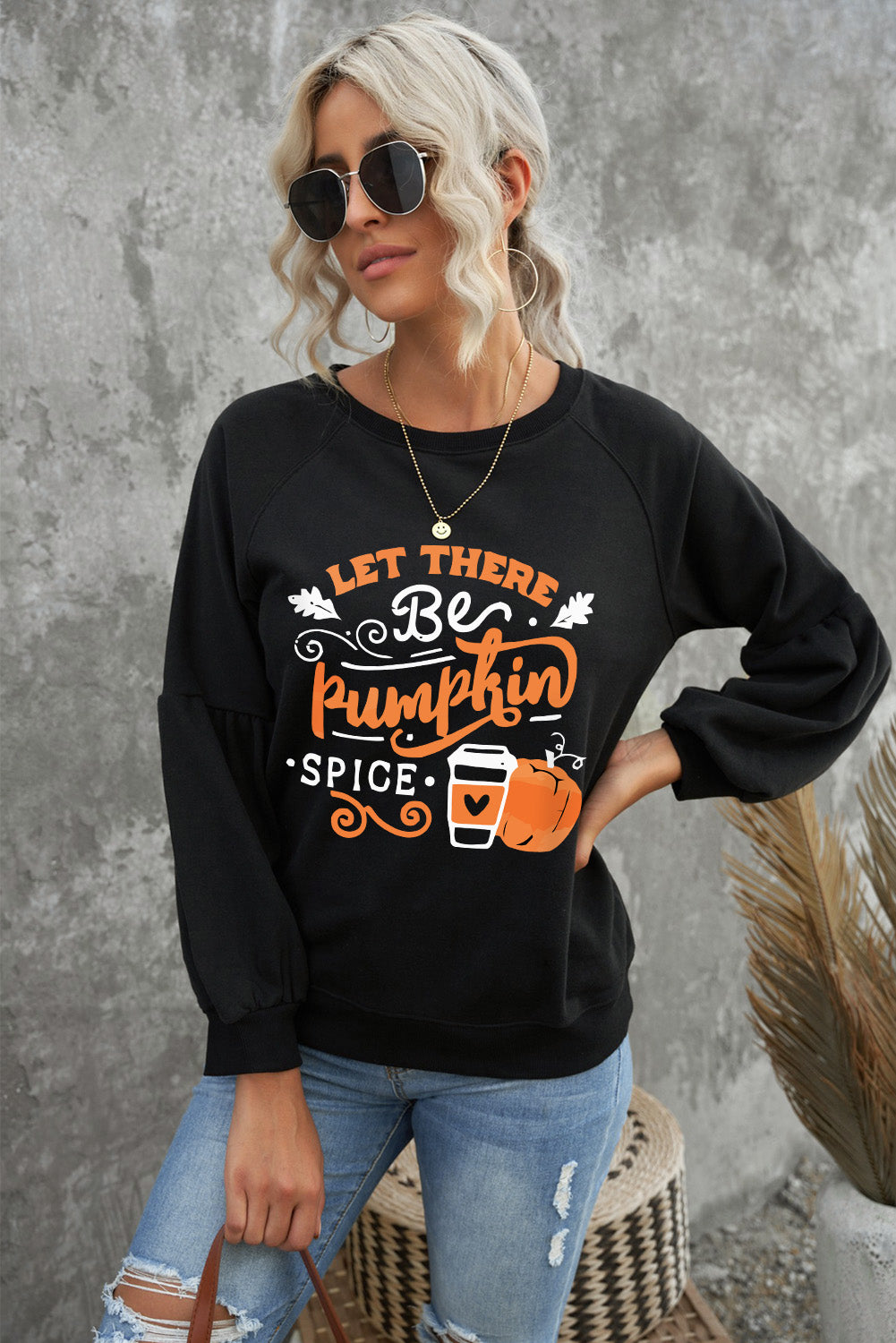 Sweatshirt mit Rundhalsausschnitt, langen Ärmeln und „LET THERE BE PUMPKIN SPICE“-Grafik