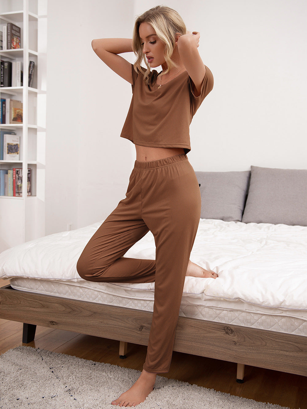 Lounge-Set aus kurzärmligem Top und Hose mit Rundhalsausschnitt