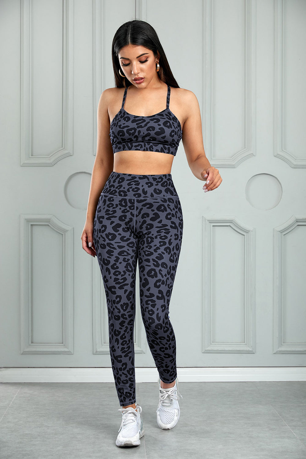 Set aus Sport-BH und Leggings mit Leoparden-Ausschnitt