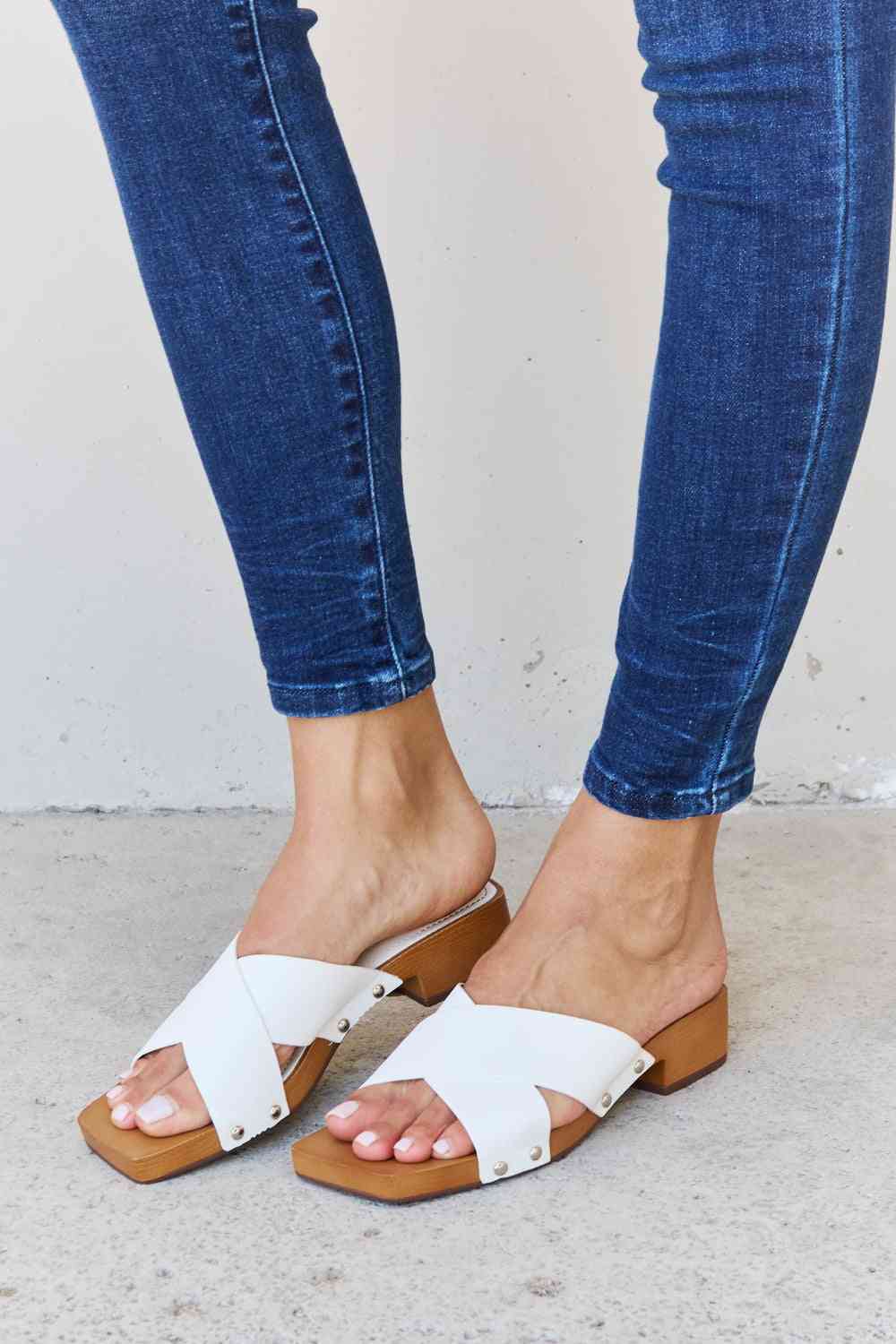 Weeboo – Step Into Summer – Criss Cross – Pantoletten aus Holz in Weiß