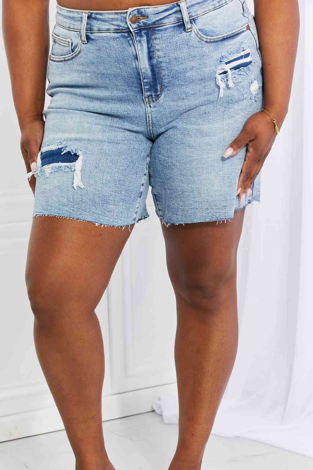 Judy Blue – Hallie – Mittellange Jeansshorts mit Patch