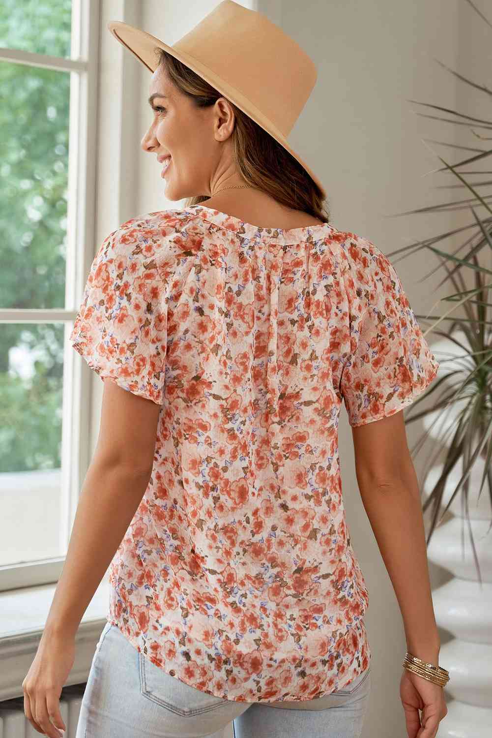 Bluse mit Blumenmuster, Reverskragen und Flatterärmeln