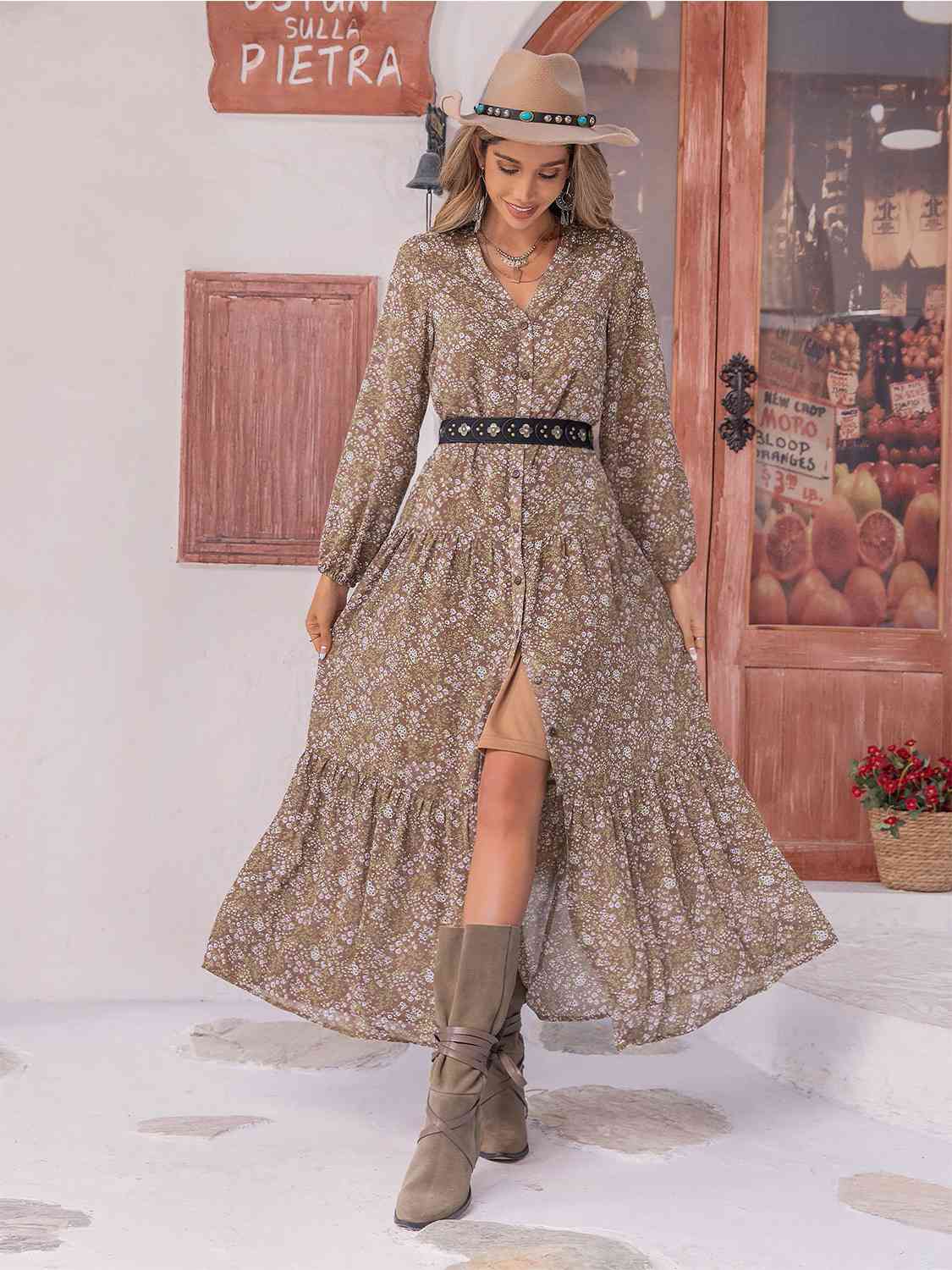 Vestido floral con botones y cuello en V a capas