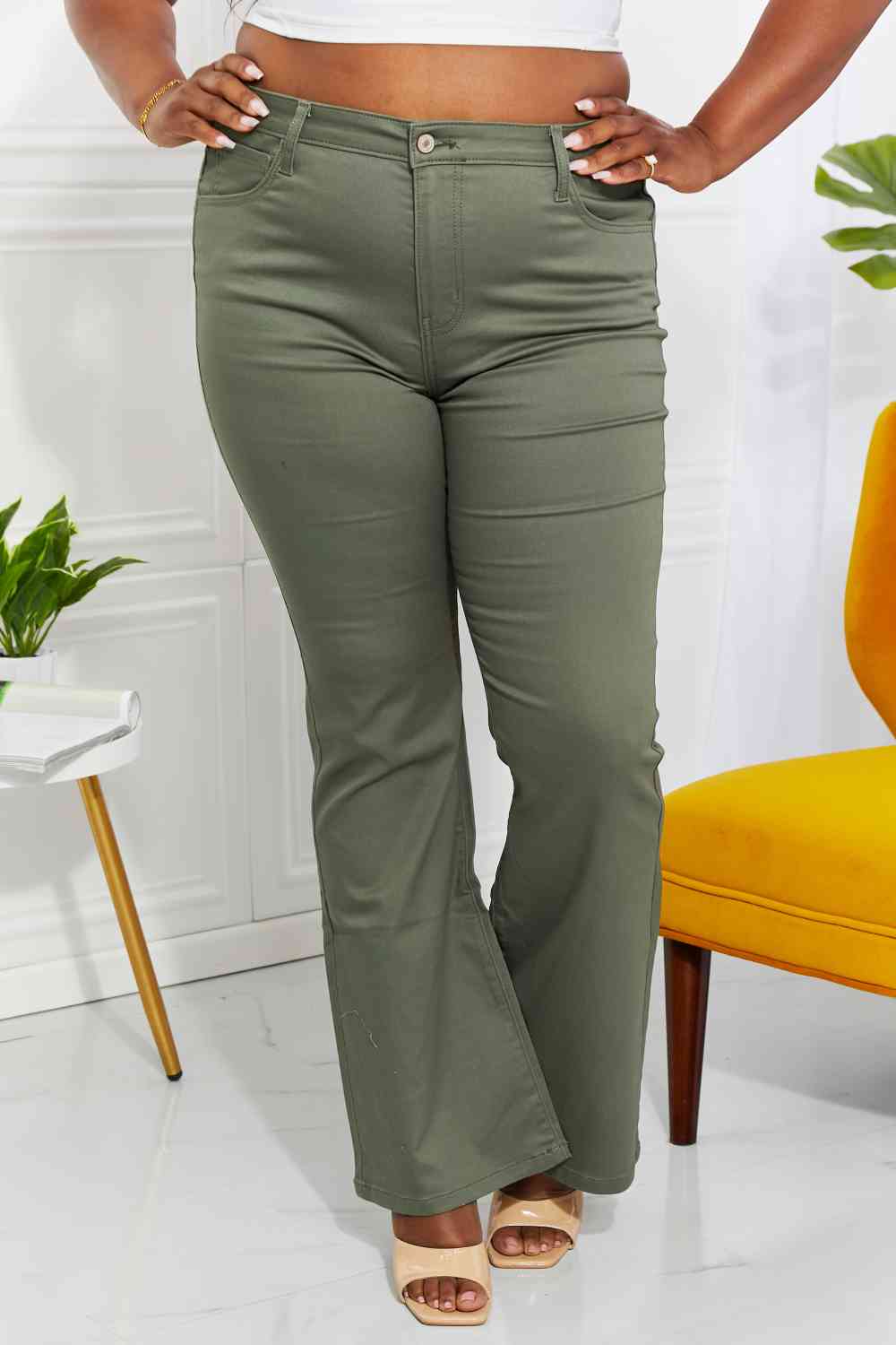 Zenana – Clementine – Bootcut-Jeans in voller Größe mit hoher Taille in Oliv