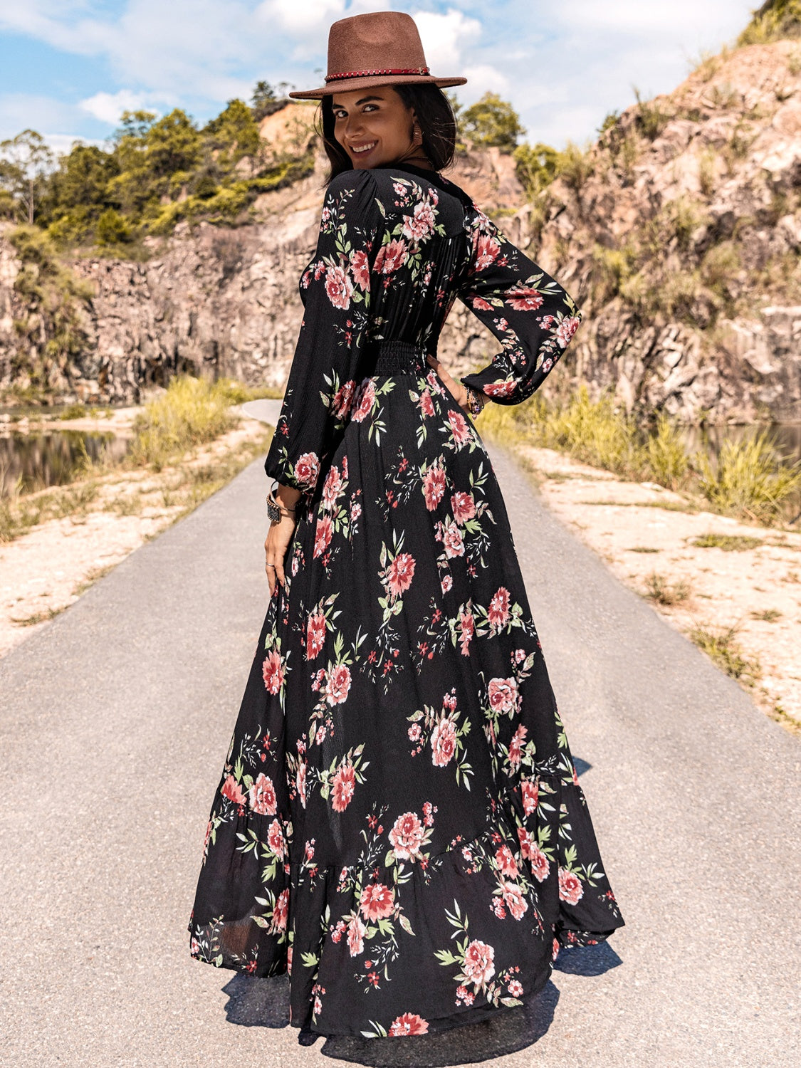 Vestido largo con abertura y cuello en V floral