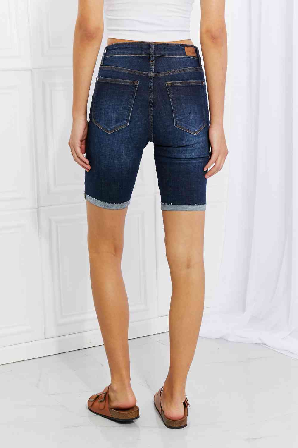 Judy Blue – Lucy – Hoch sitzende Bermudashorts mit Patch