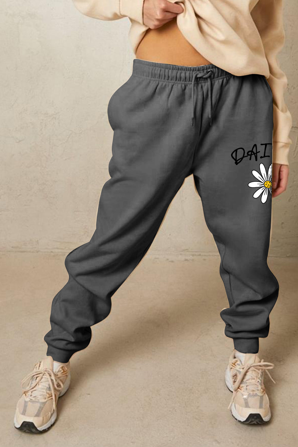 Simply Love – Simply Love – Lange Jogginghose mit Kordelzug und DAISY-Grafik in voller Größe