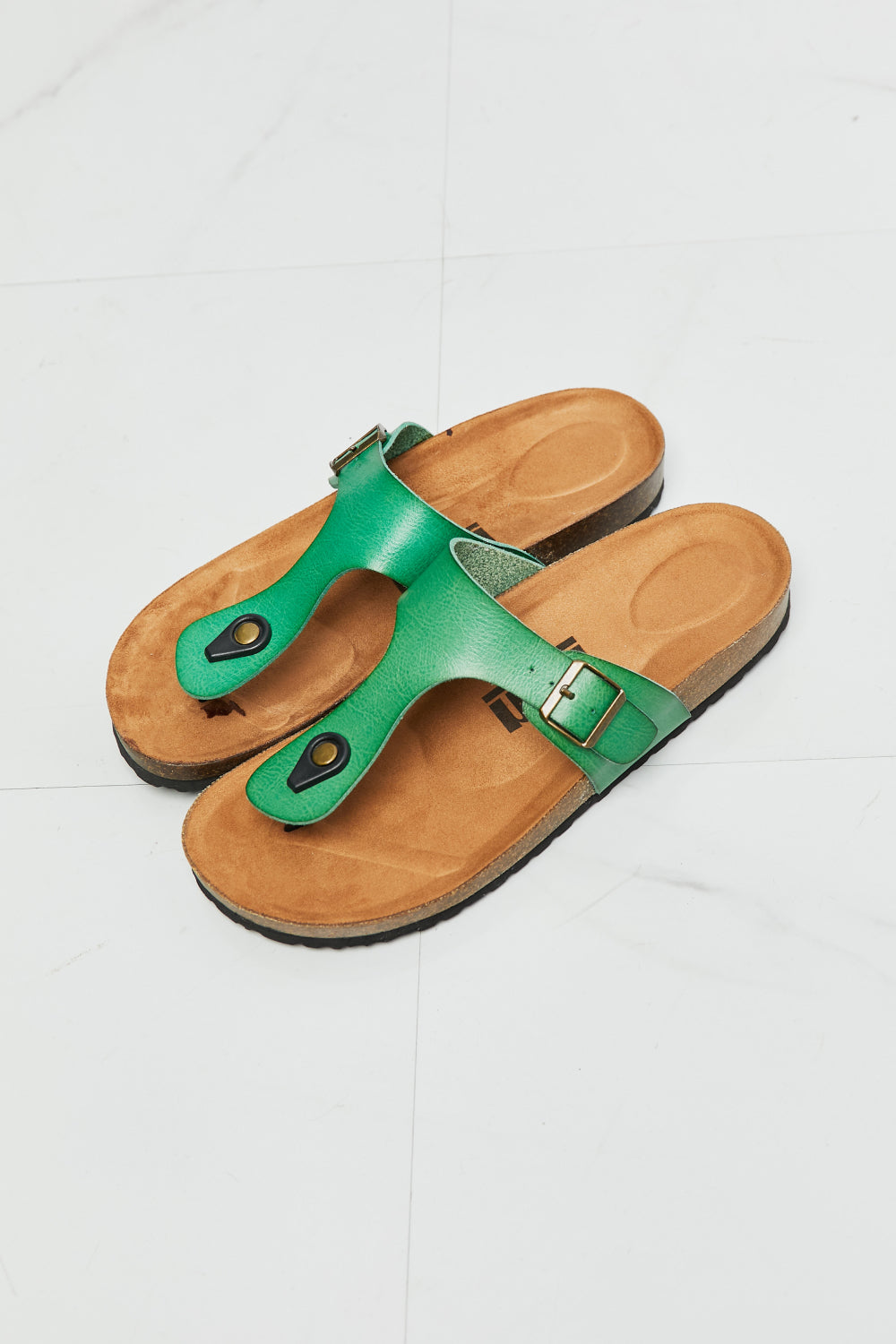 Chanclas con tira en T en verde Drift Away de MMShoes