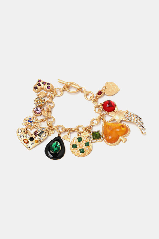 Armband aus Kunstharz mit mehreren Charms