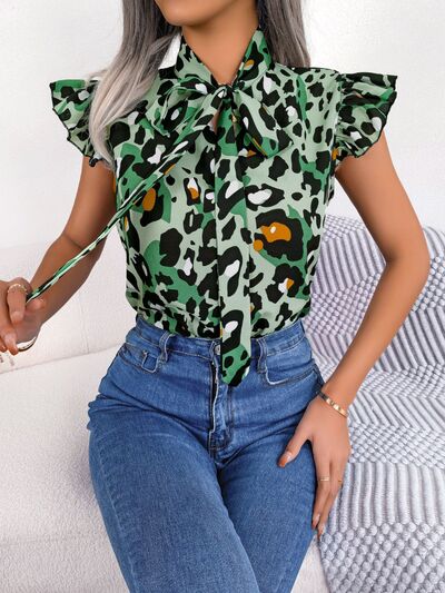 Blusa con manga japonesa y cuello anudado de leopardo