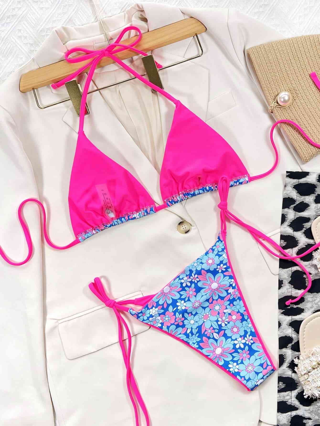 Bikini-Set mit Neckholder und seitlicher Schnürung und Blumenmuster