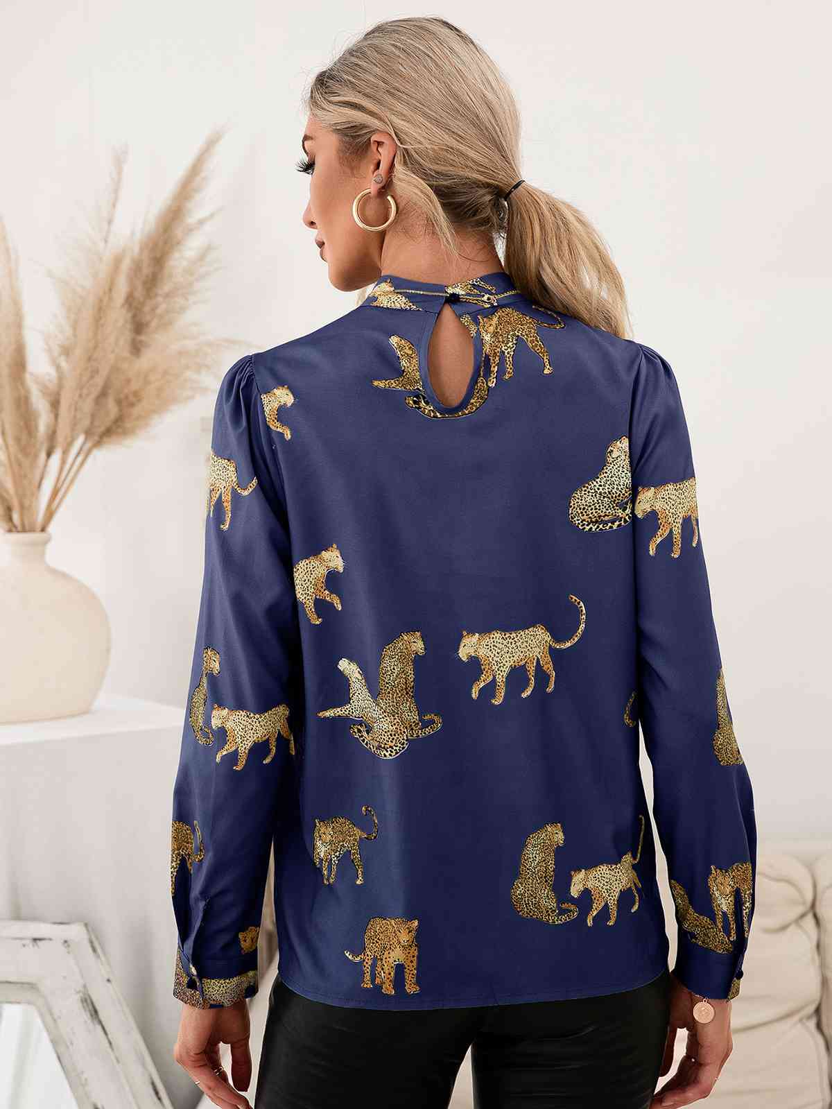 Bluse mit Stehkragen, Puffärmeln und Leopardenmuster