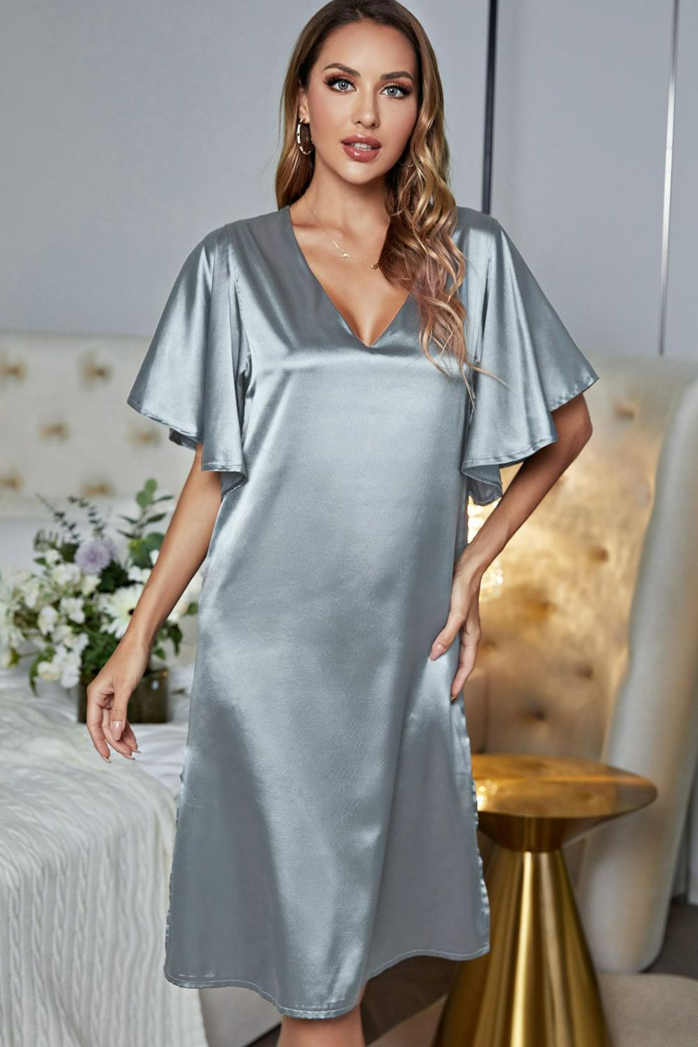 Nachtkleid aus Satin mit Flatterärmeln, Seitenschlitz und V-Ausschnitt