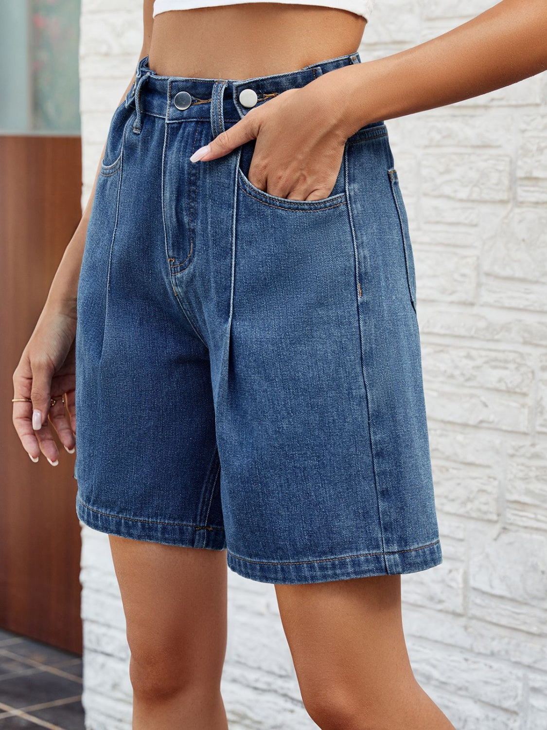 Jeansshorts mit hoher Taille und Taschen