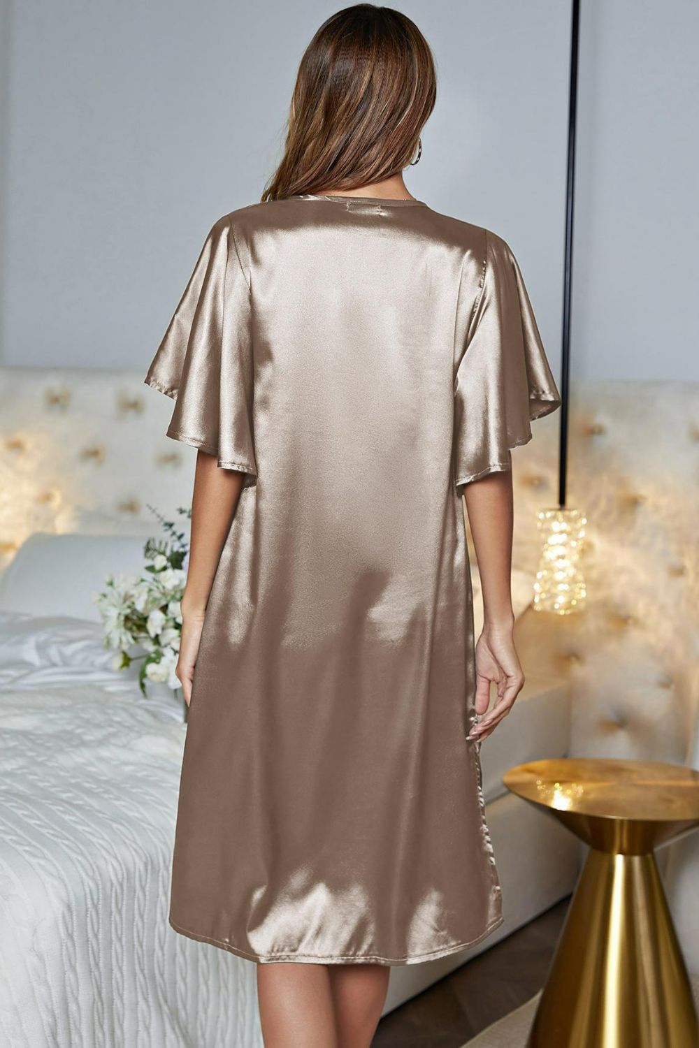 Nachtkleid aus Satin mit Flatterärmeln, Seitenschlitz und V-Ausschnitt