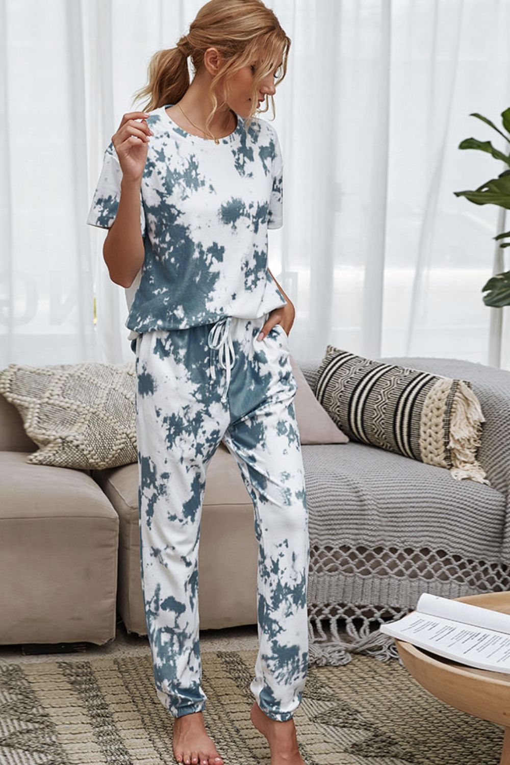 Lounge-Set aus T-Shirt mit Batikmuster und Jogginghose mit Kordelzug in der Taille