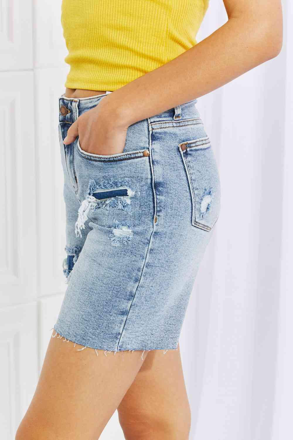 Judy Blue – Hallie – Mittellange Jeansshorts mit Patch