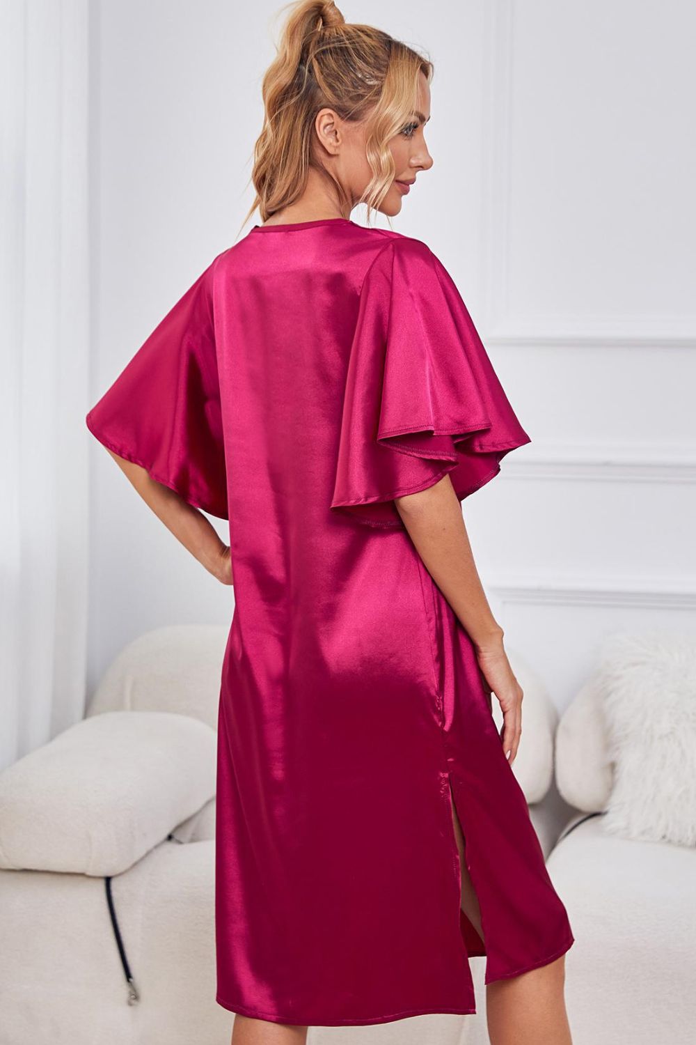 Nachtkleid aus Satin mit Flatterärmeln, Seitenschlitz und V-Ausschnitt