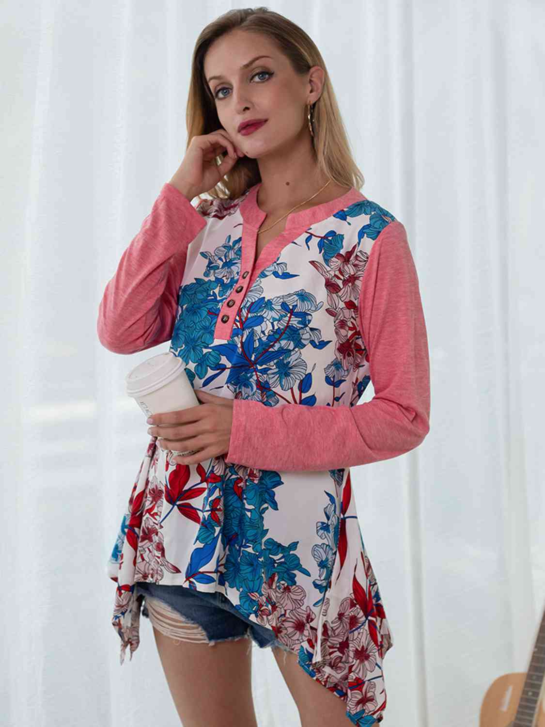 Top con cuello con muescas y botones florales de tamaño completo